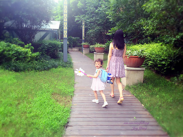 曼秀雷敦薄荷膏 呵护宝宝安然度夏_夏天树木郁