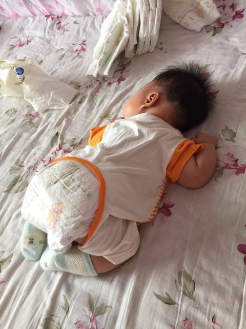 宝宝喜欢趴着睡觉!_趴着睡能睡好久,躺着睡觉