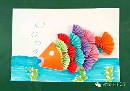 折纸扇子拼贴画:可爱小鱼和美丽蝴蝶_盆友对折