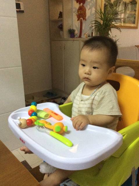 宝妈们都给宝宝买了餐椅吃饭的吗_宝宝一岁一