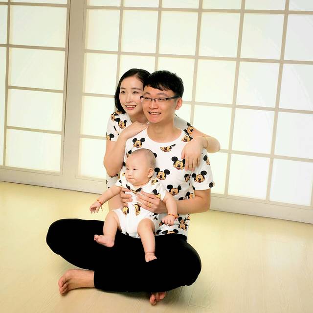 宝宝四个半月拍的百天照加全家福_先上全家福