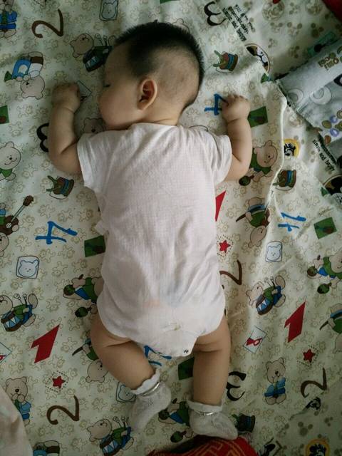 四个月宝宝睡偏头了,怎么办?急。_宝宝四个多