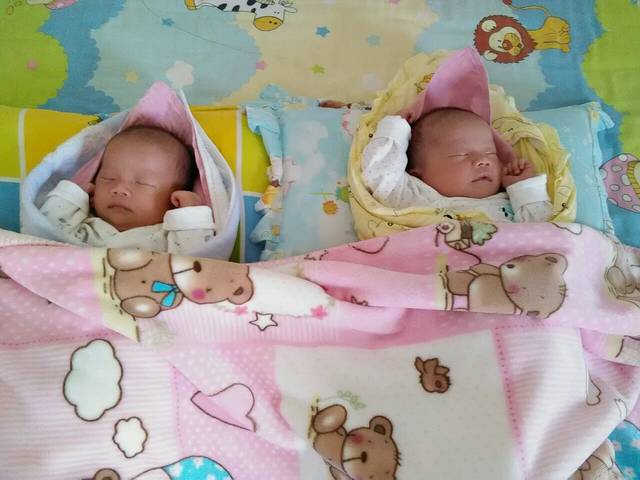 双胞胎!_已经生的了的各位双胎妈妈们都是几周