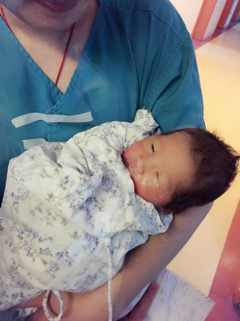 大家帮忙看看哪个女宝名字好听_看看哪个好听