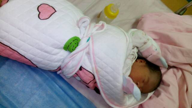 坐月子能不能玩手机太无聊_我是整天手机不离