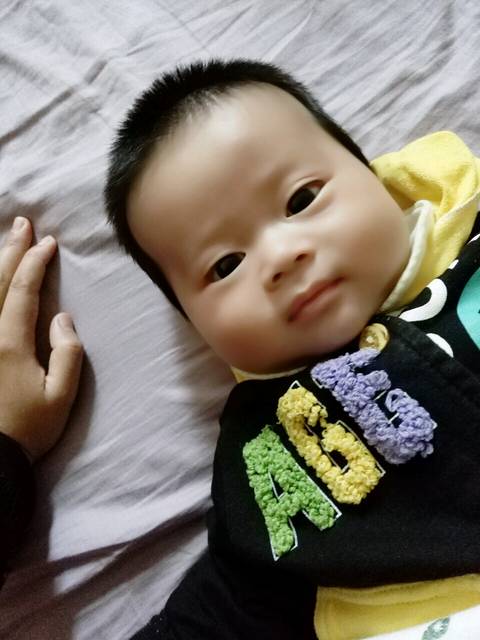 珝珝宝贝_宝宝吃奶好少,每次让他吃奶都很生气