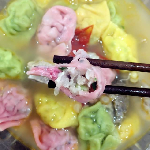 水果,蔬菜,饺子皮_红色是火龙果做的饺皮,绿色