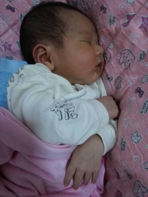 宝宝一天睡多久_宝宝一天到晚哭哭啼啼的,抱在