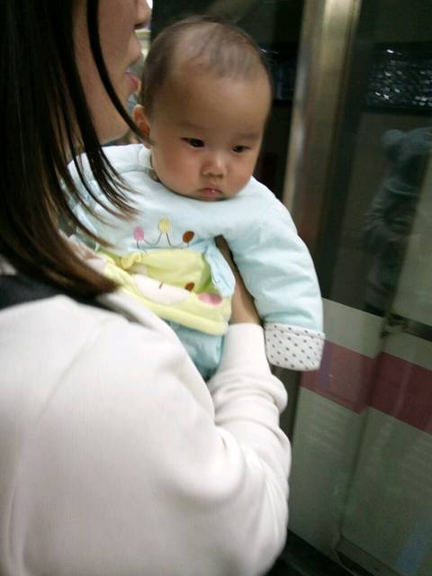 小美女_昨天小宝贝第一次坐地铁_宝宝树