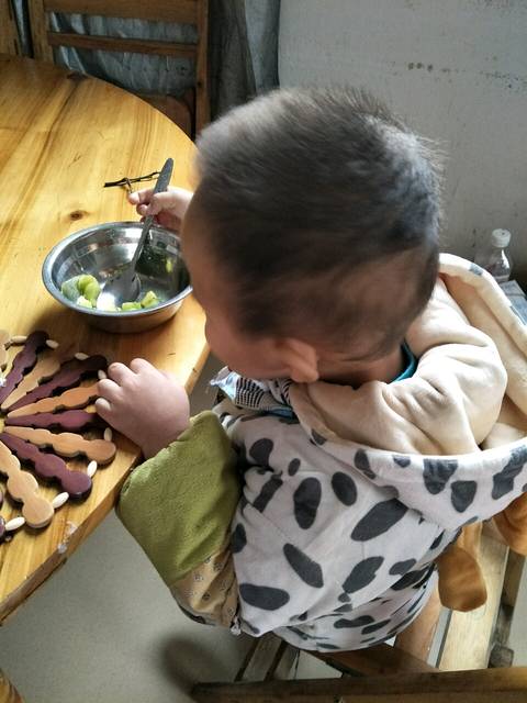 宝贝学着拿勺子吃东西_今天水果时间猕猴桃橙子