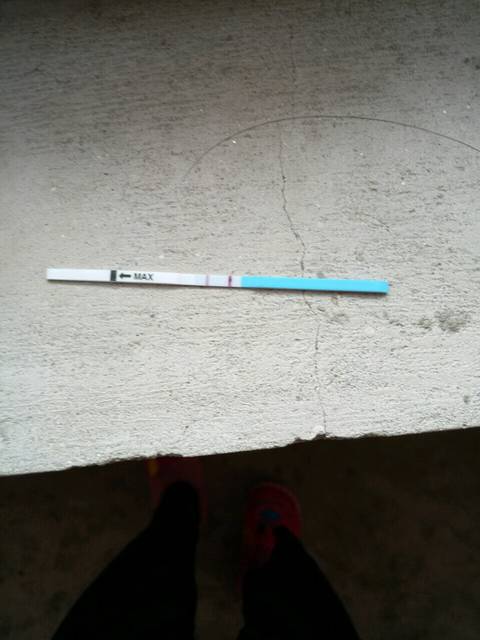 帮我看看亲们_今天测的月经推迟2天,左侧腰有