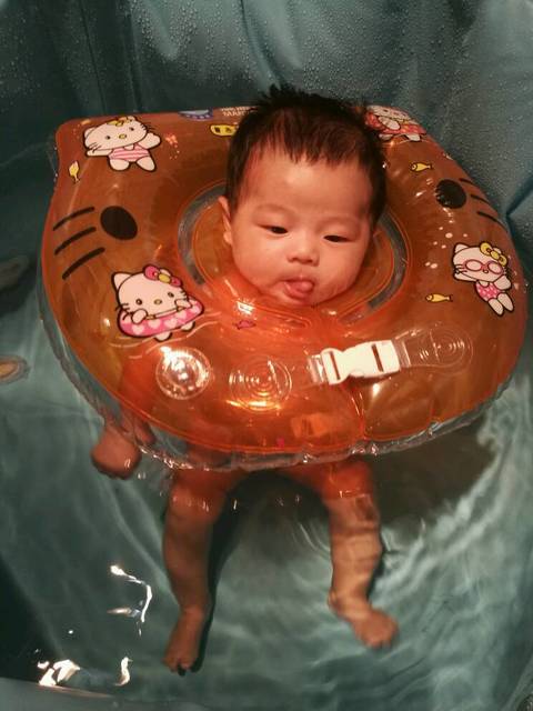 两个月宝宝游泳次数一周七天可以几次_看她游