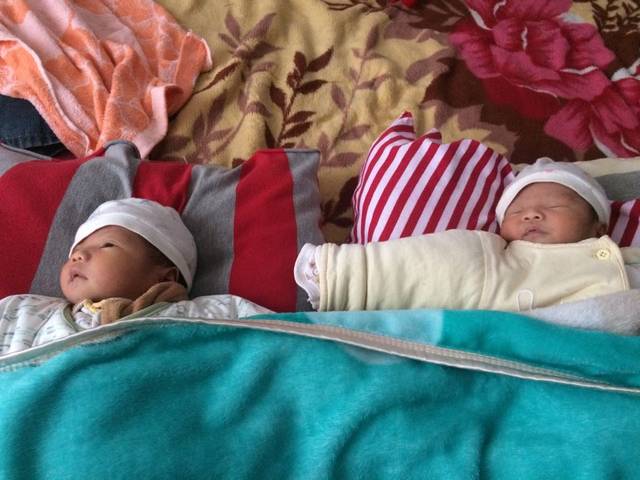 顺产的双胞胎儿子_大哥5.8斤,弟弟6斤。同卵。