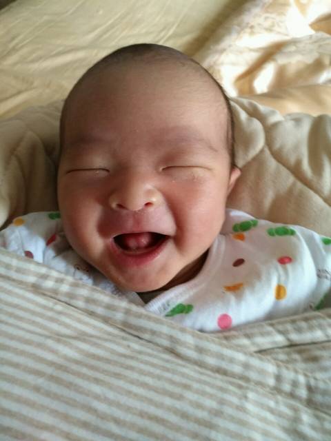 爱笑的新生儿是高智商。都上宝宝笑的图片?_