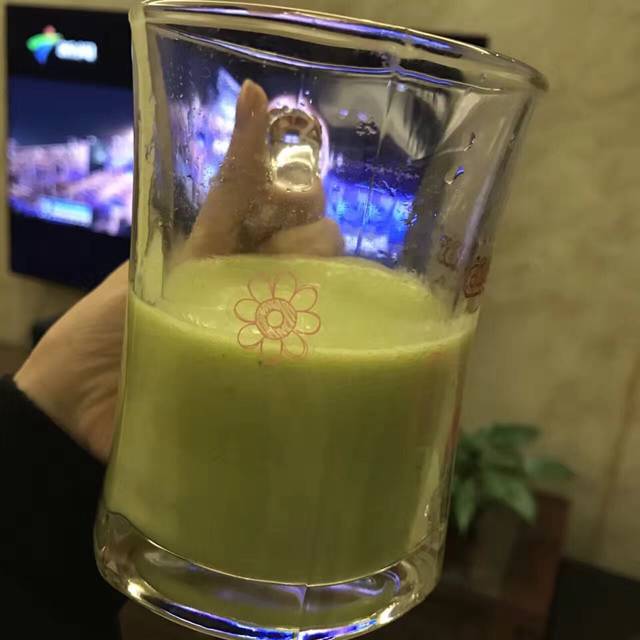 牛油果雪梨和草莓牛奶_怀孕说多吃水果,生出宝