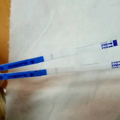 买了两个测男女的试纸 两道杠为男孩 一道杠为