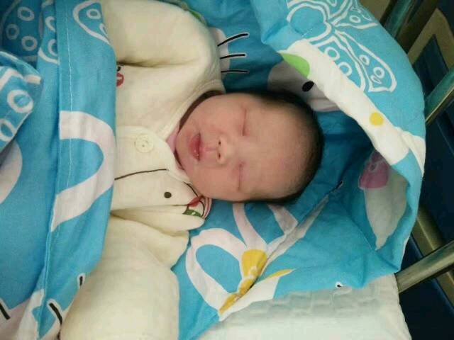 今天早晨顺产双胞胎女宝_昨晚发动,早晨顺产大