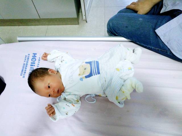 感冒鼻塞_宝宝这几天感冒鼻塞啦,看着好难受啊