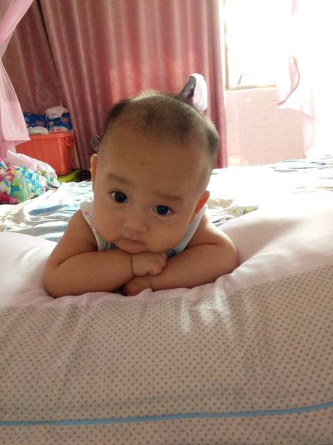 宝宝五个月,有没有一醒来发现宝宝翻滚的厉害