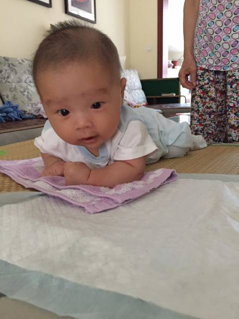 3个月宝宝抬头_宝宝上个礼拜学会了抬头。这