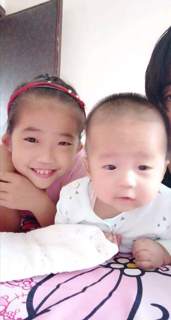 宝宝五个半月了,站着的时候脚尖着地正常吗