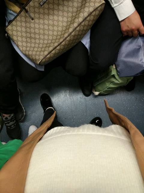 的肚子,地铁公交还是没人让座,每天站的腰疼腿