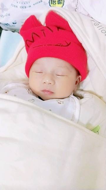 宝贝13天_宝贝今晚吐了好多,还哭,很难受,不知