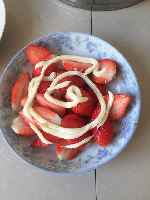 饭后水果买了一个菠萝,居然坏了,那就吃草莓吧