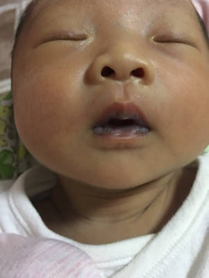 我家宝宝出生一直喝奶粉,第八天的时候我喂了