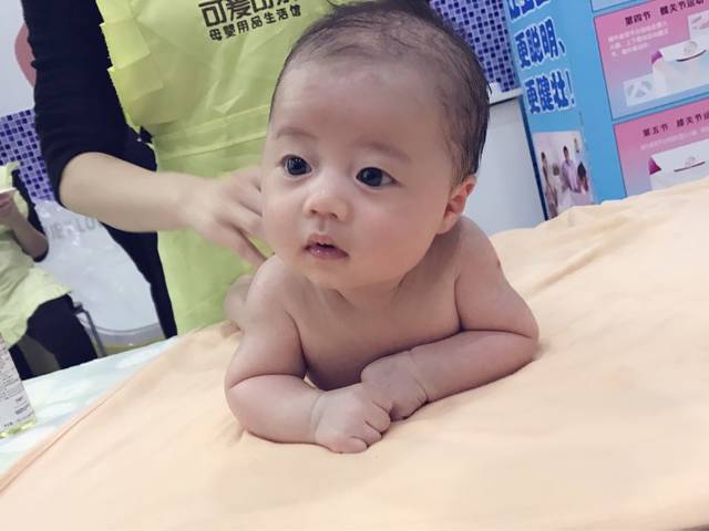 宝宝不愿意抬头