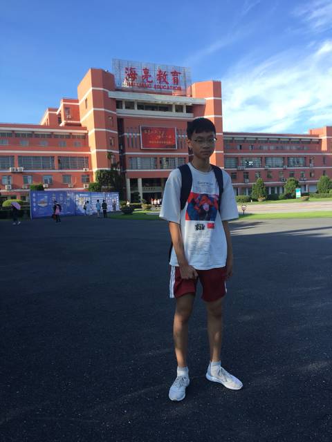 15岁的哥哥,在海亮实验中学合影.