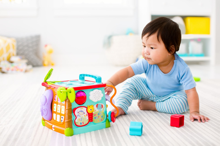 几个月就可以给宝宝玩玩具了,一般都玩什么玩