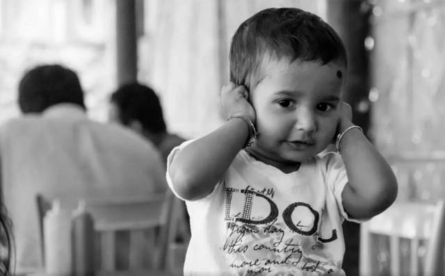 宝宝半夜竟然突然坐起来,哇哇大哭!原因竟是._