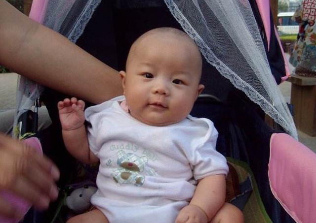 宝宝脑门真的碰不得?亲戚碰一下宝宝额头,差点