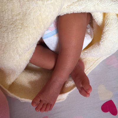 宝宝睡觉脚喜欢这样,要紧么?