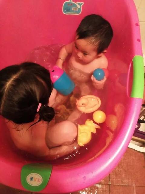 姐弟俩的鸳鸯浴