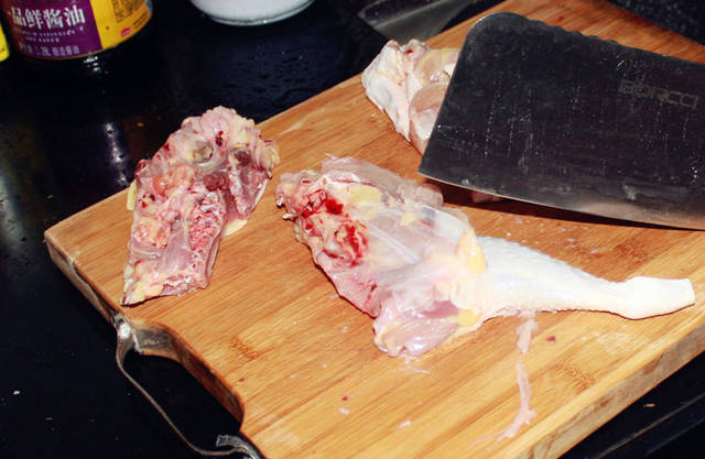 剁鸡的画面还是有点血腥的!哈哈