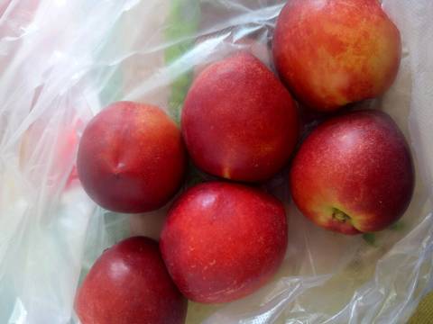 油桃,我吃一个,就得藏起来,我怕我控制不住全吃完了,好歹给老公留几个