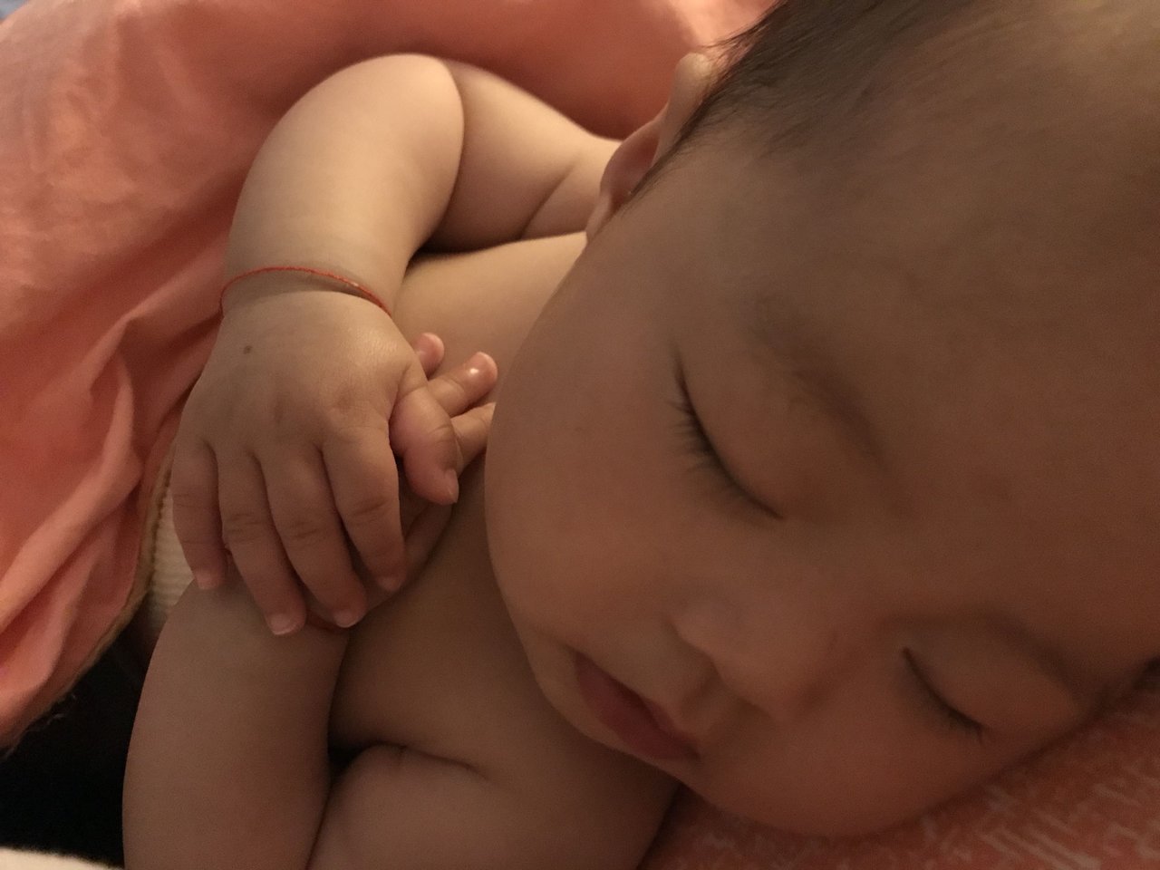 是让宝宝吃手还是选择安抚奶嘴呢