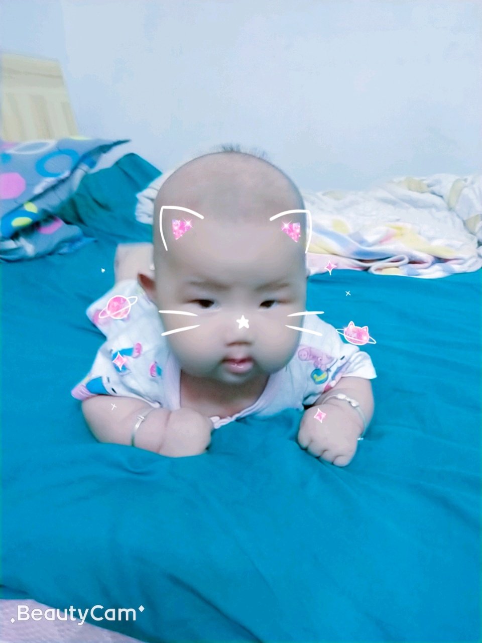 三个月加四天了不怎么笑，不怎么咿咿呀呀不认人