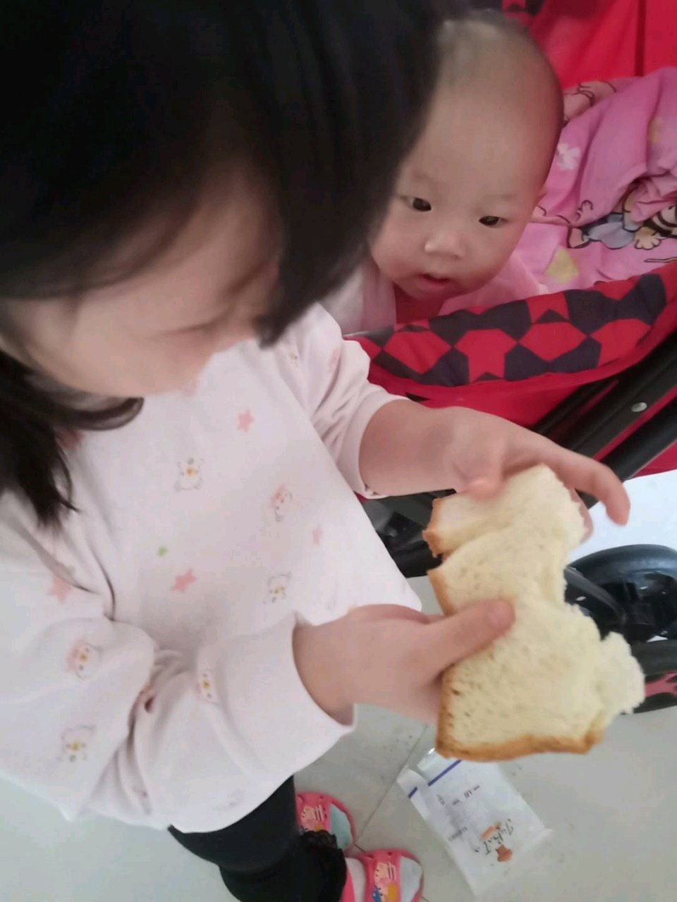 早上不到6点就起来玩，天黑的