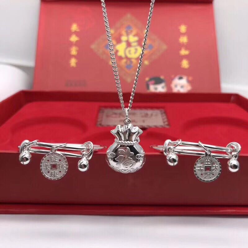 你们有给自己的宝宝买银饰吗