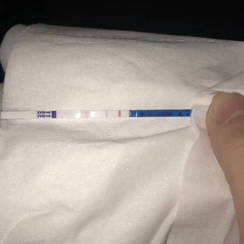 前天查血hcg49.54.今天验孕棒一深一浅.子宫内膜厚13mm.