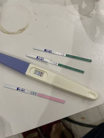 验孕棒有一道浅浅的印子,早早孕也有,排卵试纸显示强阳
