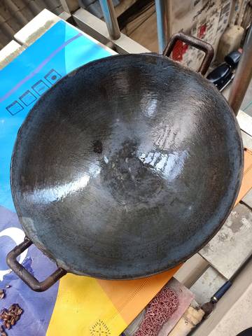 买了个小铁锅 这里面这层银色的有毒吗 孕妇能不能吃 洗了好多遍都洗