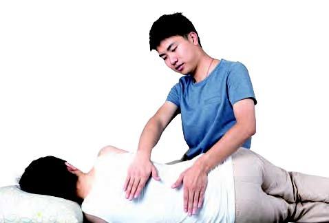 知识 知识点肩背按摩手法 让老公双手轻轻握拳,用指关节突起部分按压